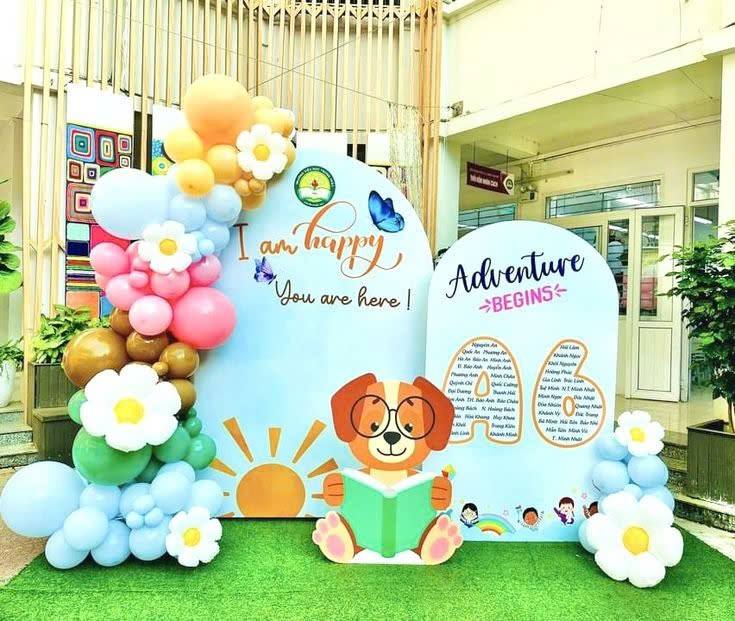 99+ mẫu backdrop khai giảng đẹp, ấn tượng nhất 2026
