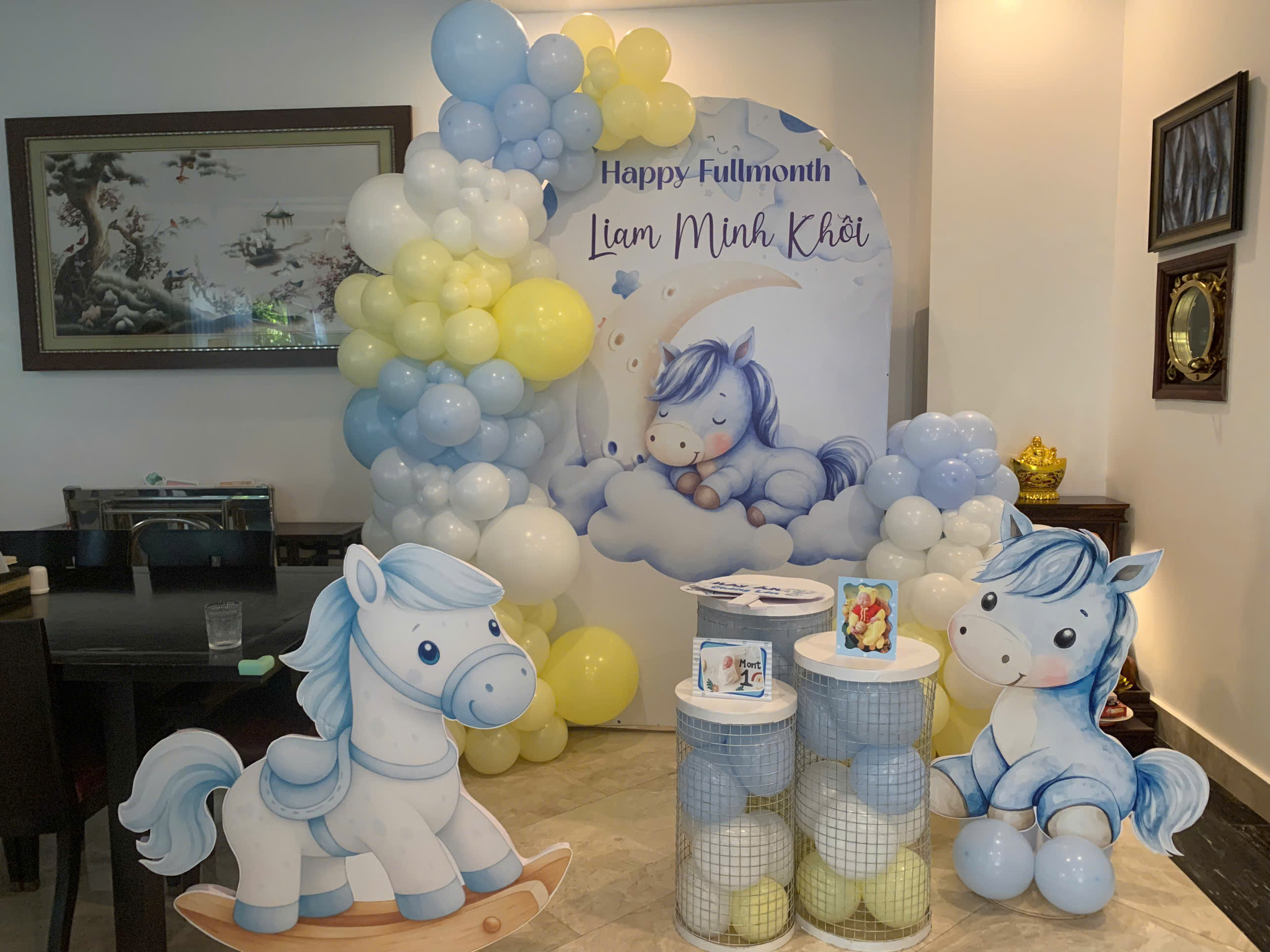 Decor fullmonth cho bé tuổi ngựa 2026