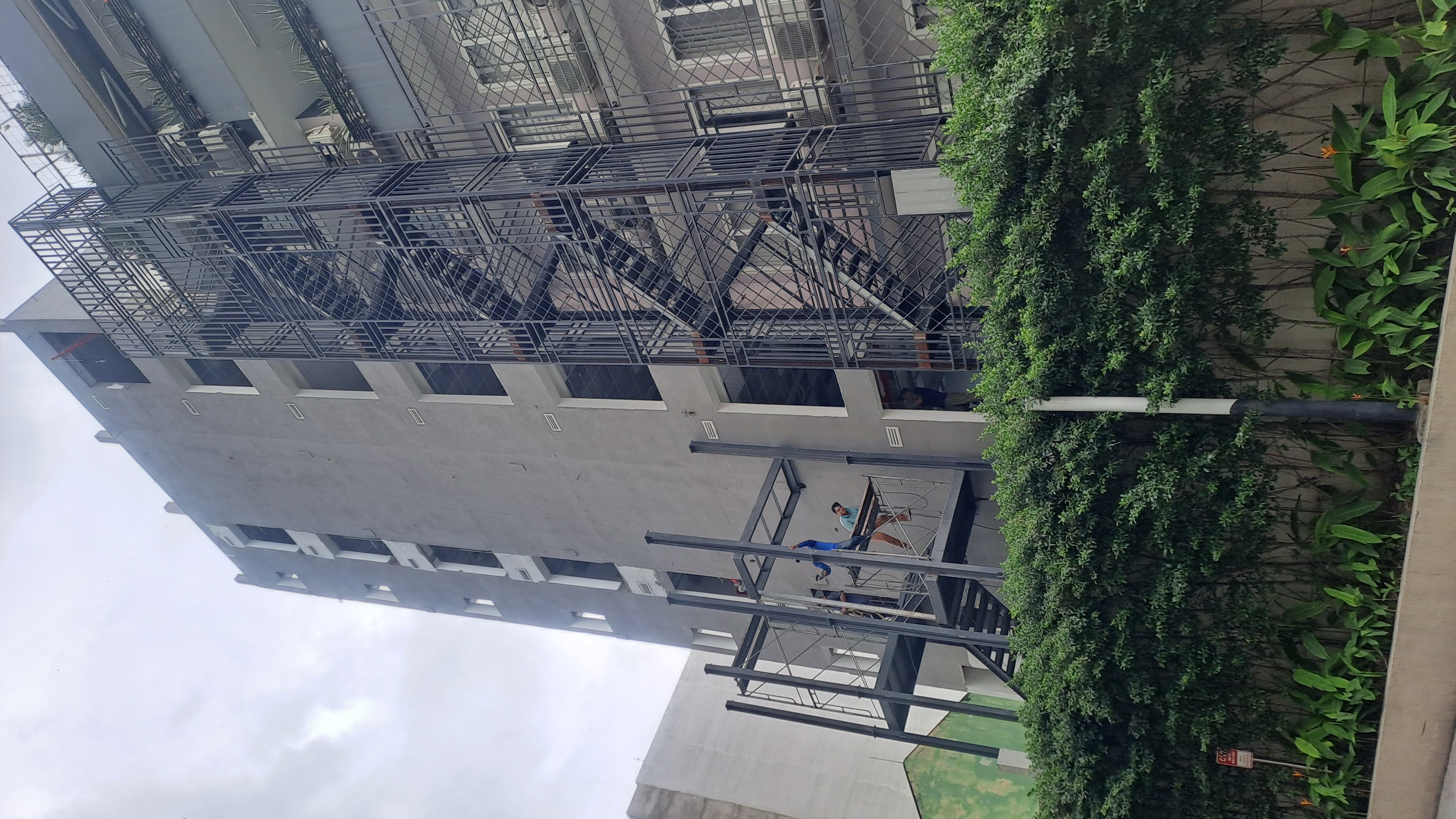 Làm cầu thang sắt thoát hiểm