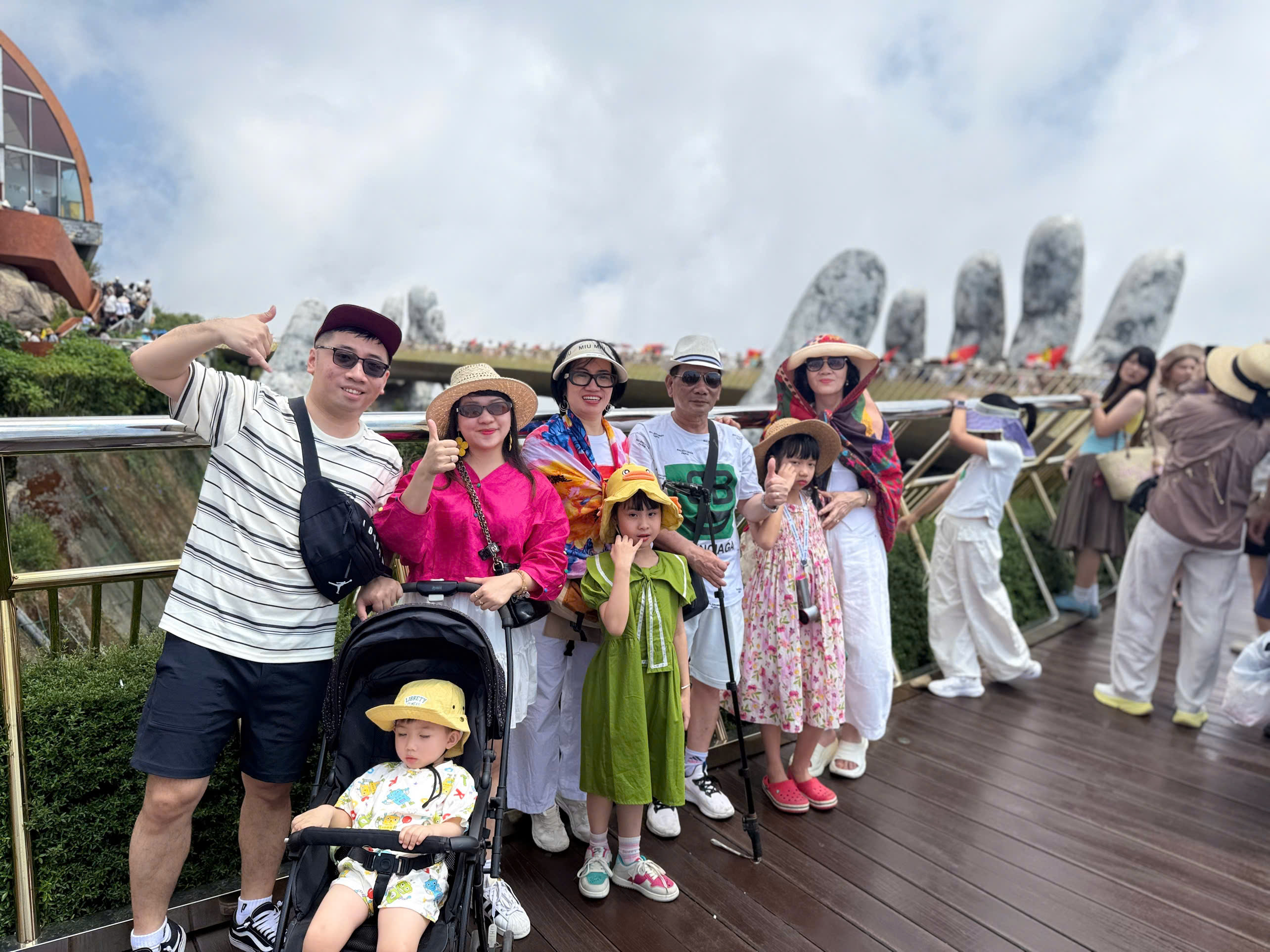 Tour bà nà hills 1 ngày giá rẻ chỉ từ 750k đưa đón tận nơi