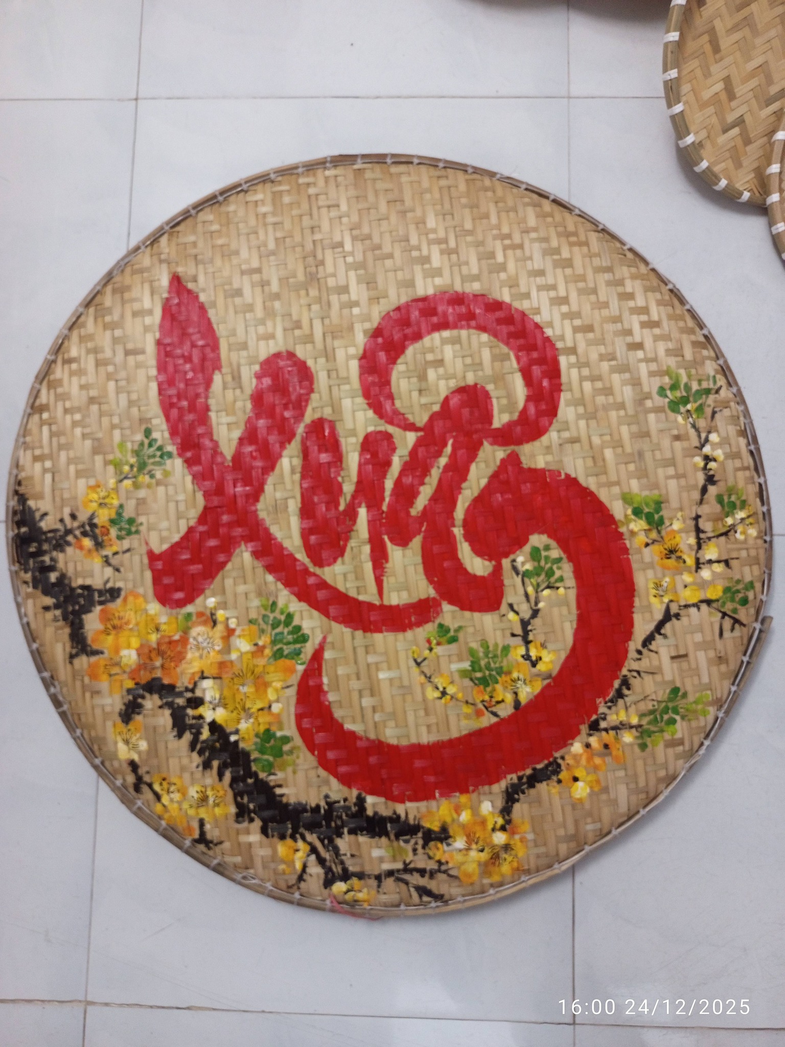 Trang trí tiểu cảnh tết với mẹt tre chữ thư pháp