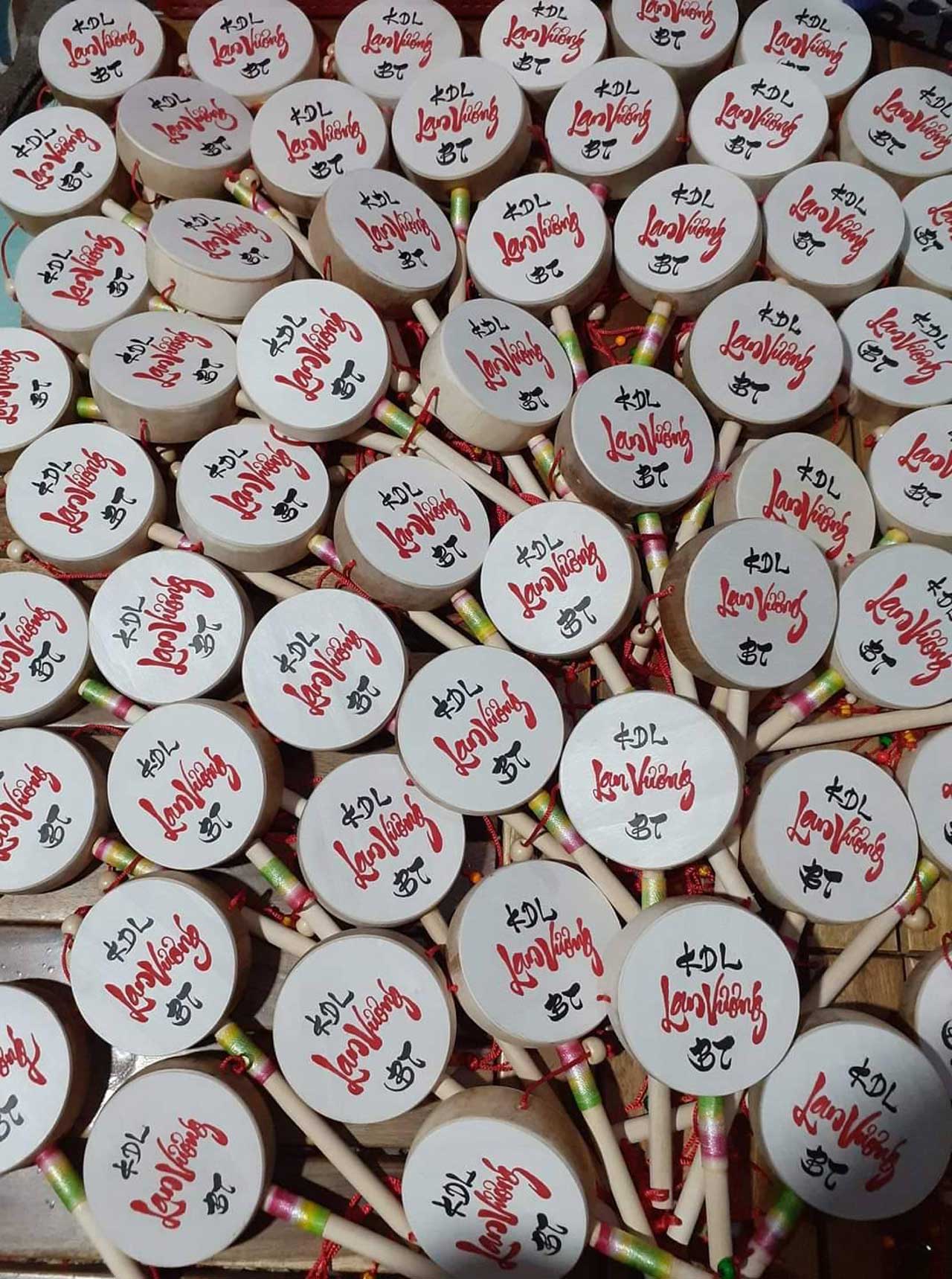 Trống lắc trống bỏi viết thư pháp