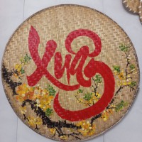 Trang trí tiểu cảnh tết với mẹt tre chữ thư pháp