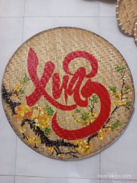 Trang trí tiểu cảnh tết với mẹt tre chữ thư pháp