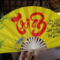Viết chữ thư pháp lên quạt