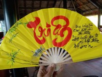 Viết chữ thư pháp lên quạt