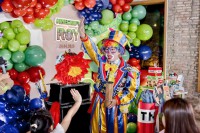 Chú hề tổ chức trò chơi