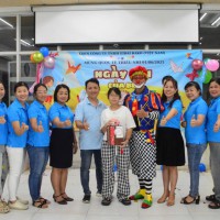 Chú hề tổ chức trò chơi