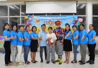 Chú hề tổ chức trò chơi