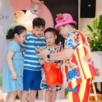 Chú hề tổ chức trò chơi