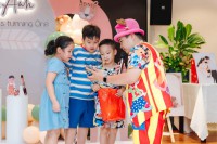 Chú hề tổ chức trò chơi